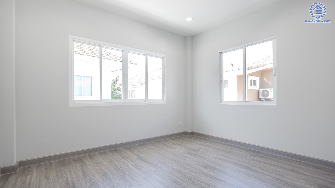 บ้านมือสองตกแต่งใหม่ ม.มณีรินทร์พาร์ค รัตนาธิเบศร์-ท่าอิฐ แบรนด์ Property Perfect เนื้อที่ 71.3 ตร.ว. ฟังก์ชัน 4 ห้องนอน 3 ห้องน้ำ 1 ห้องอเนกประสงค์ จอดรถได้ 4 คัน บนทำเลศักยภาพ เชื่อมต่อทั้ง ถ.รัตนาธิเบศร์ และถ.ราชพฤกษ์ ใจกลาง 2 เซ็นทรัลฯ  ใกล้ทางด่วนงามวงศ์วาน และเพียง 10 นาที ถึงรถไฟฟ้า "สถานีบางรักน้อยท่าอิฐ"